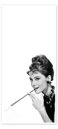 Audrey Hepburn fumando un cigarrillo Bridgeman Images