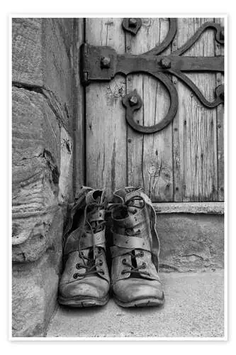 Botas gastadas frente a una puerta de John Short Design Pics