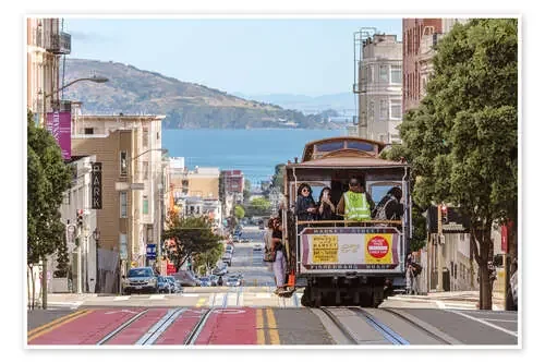 Cable car on a hill in the streets of San Francisco, California, USA de Matteo Colombo