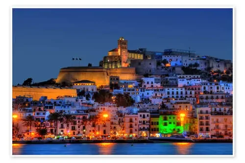 Casco antiguo de Ibiza por la noche. de HADYPHOTO