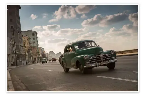 Cuban american car driving through Havana, Cuba. de Alex Saberi