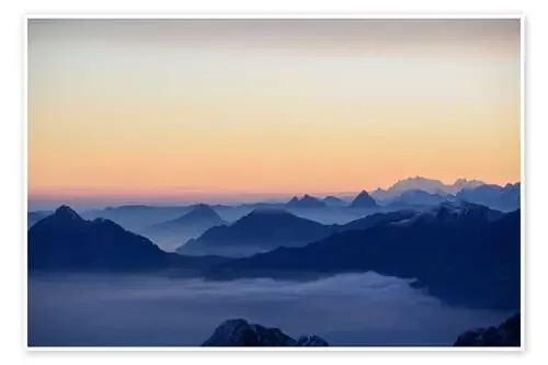 Distant mountain layers at sunrise. View from Brienzer Rothorn over swiss alps de Peter Wey