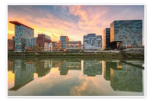 Düsseldorf Reflection in the Media Harbor at sunset de Michael Valjak