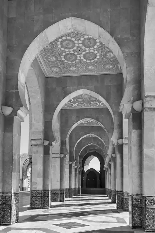 fotomural Galería de Riad marroquí de Marrakech blanco y negro de ESTAhome – 159321