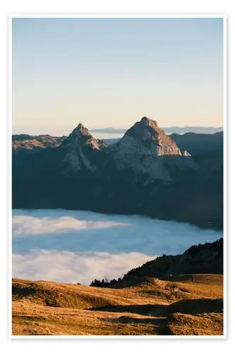 Grosser and Kleiner Mythen mountain peak above cloudscape at sunrise de Peter Wey