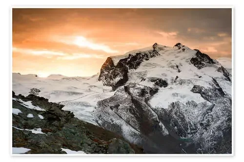 Monte Rosa mountain peak during a dramatic sunrise View from Gornergrat, Zermatt, Valais, Switzerla de Peter Wey