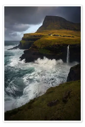 Múlafossur waterfall on a stormy day in the Faroe Islands de Jos Pannekoek