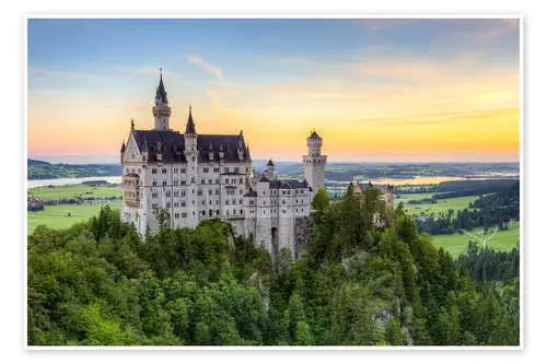Neuschwanstein Castle at sunrise in summer de Michael Valjak