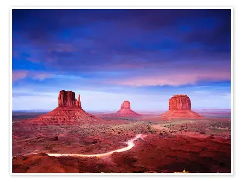 Panorama of Monument Valley at dusk after sunset, Utah, USA de Peter Wey