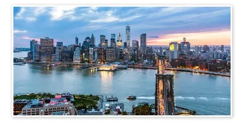 Panoramic of Manhattan and Brooklyn bridge from the East river at dusk, New York city, USA de Matteo Colombo