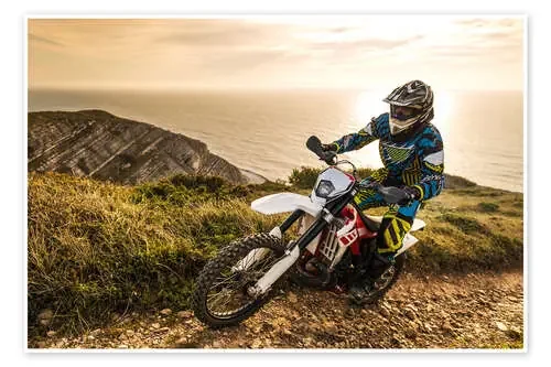 Piloto de motocross en la costa Editors Choice