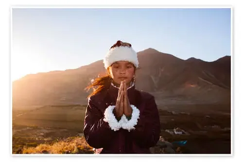 Portrait of tibetan girl praying, Tibet de Matteo Colombo