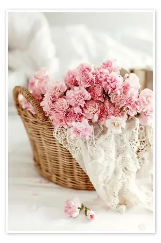 Rosas en tono pastel con cesta de mimbre Editors Choice