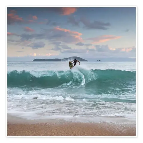 Surfeando en el atardecer del paraiso de Alex Saberi