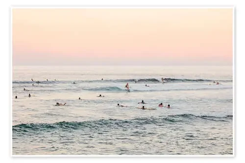 Surfers in the ocean at sunset de Matteo Colombo