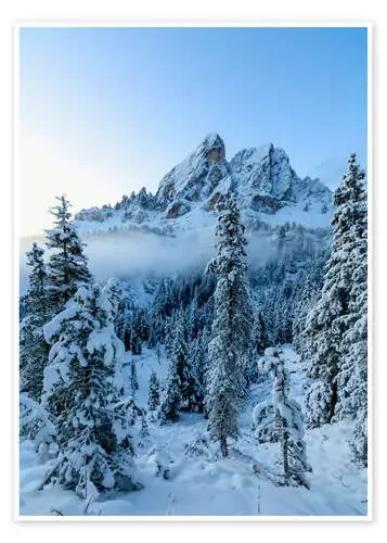 The high peak of Sass De Putia frames the snowy woods at dawn, Passo Delle Erbe, Funes Valley, South de Roberto Sysa Moiola Robert Harding