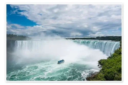 Tourist boat in the mist of the Horseshoe Falls (Canadian Falls), Niagara Falls, Ontario, Canada, No de Michael Runkel Robert Harding