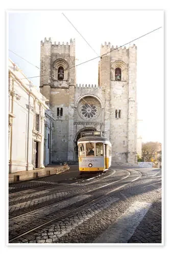 Tram in front of the Cathedral in Lisbon de Jan Wehnert