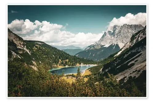 View of the valley and mountain lake de Flo Klein