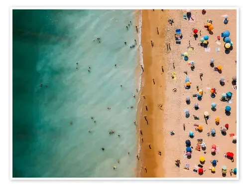 Vista aérea de personas en la playa en Portugal de Radu Bercan