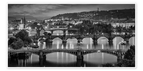 Vltava bridges in Prague in the evening de Melanie Viola