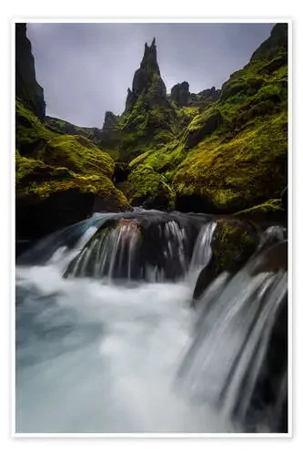 Waterfalls and mossy mountains in the Highlands in Iceland de Jos Pannekoek
